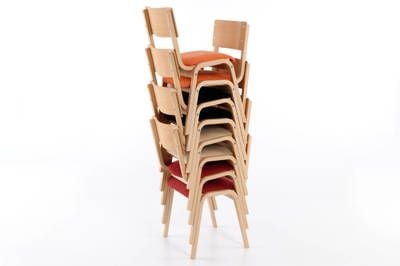 Robuste Holzstühle mit Sitzpolster